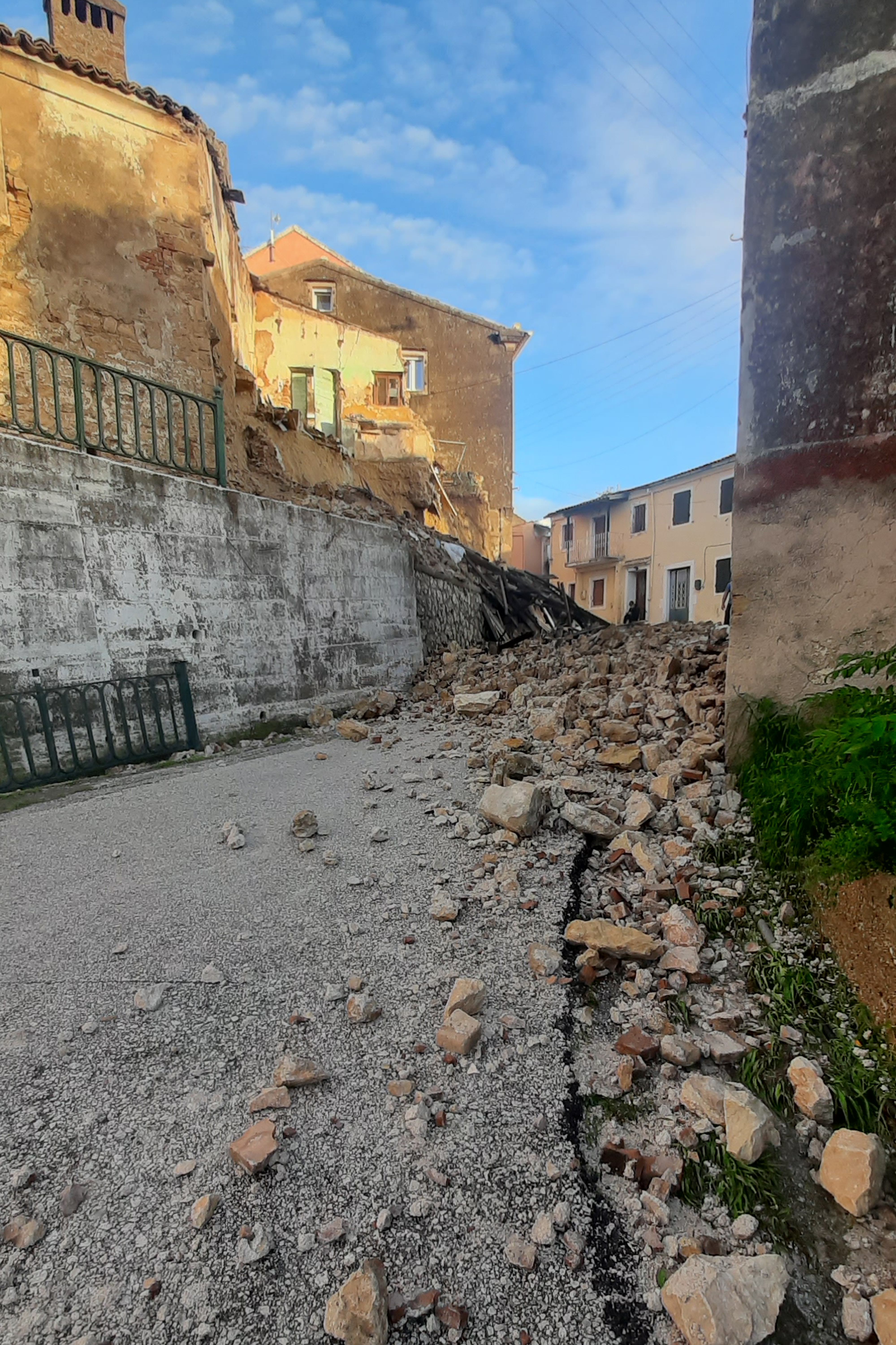 Κακοκαιρία: Σοβαρά προβλήματα σε Αρτα, Ιωάννινα, Πρέβεζα και Θεσπρωτία – Μηνύματα από 112-3