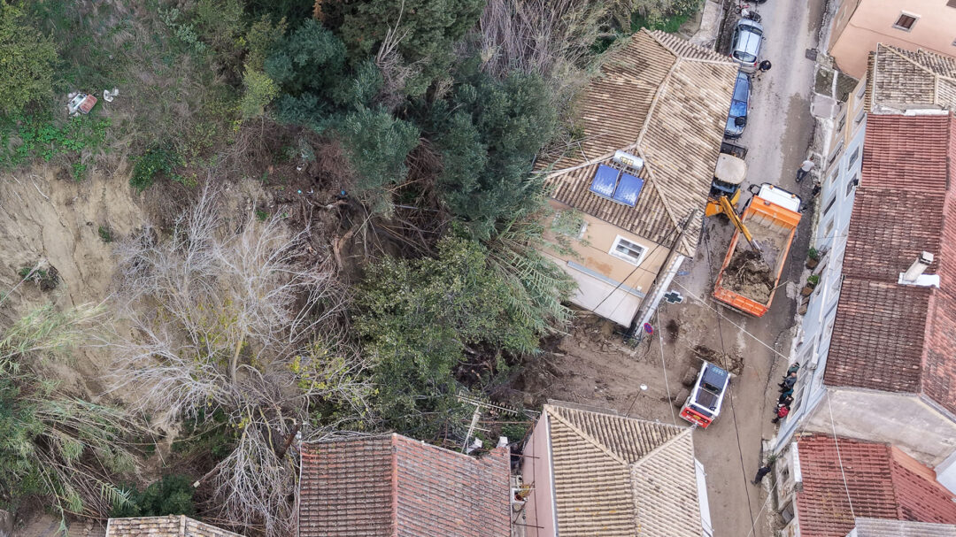 τόνοι-λάσπης-μάς-έχουν-αποκλείσει-563934271