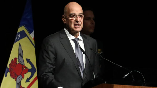 εντός-και-εκτός-τιμώντας-τους-νεκρούς-563945938