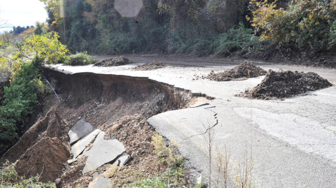 τζουμέρκα-εικόνες-καταστροφής-μετά-τ-563937985