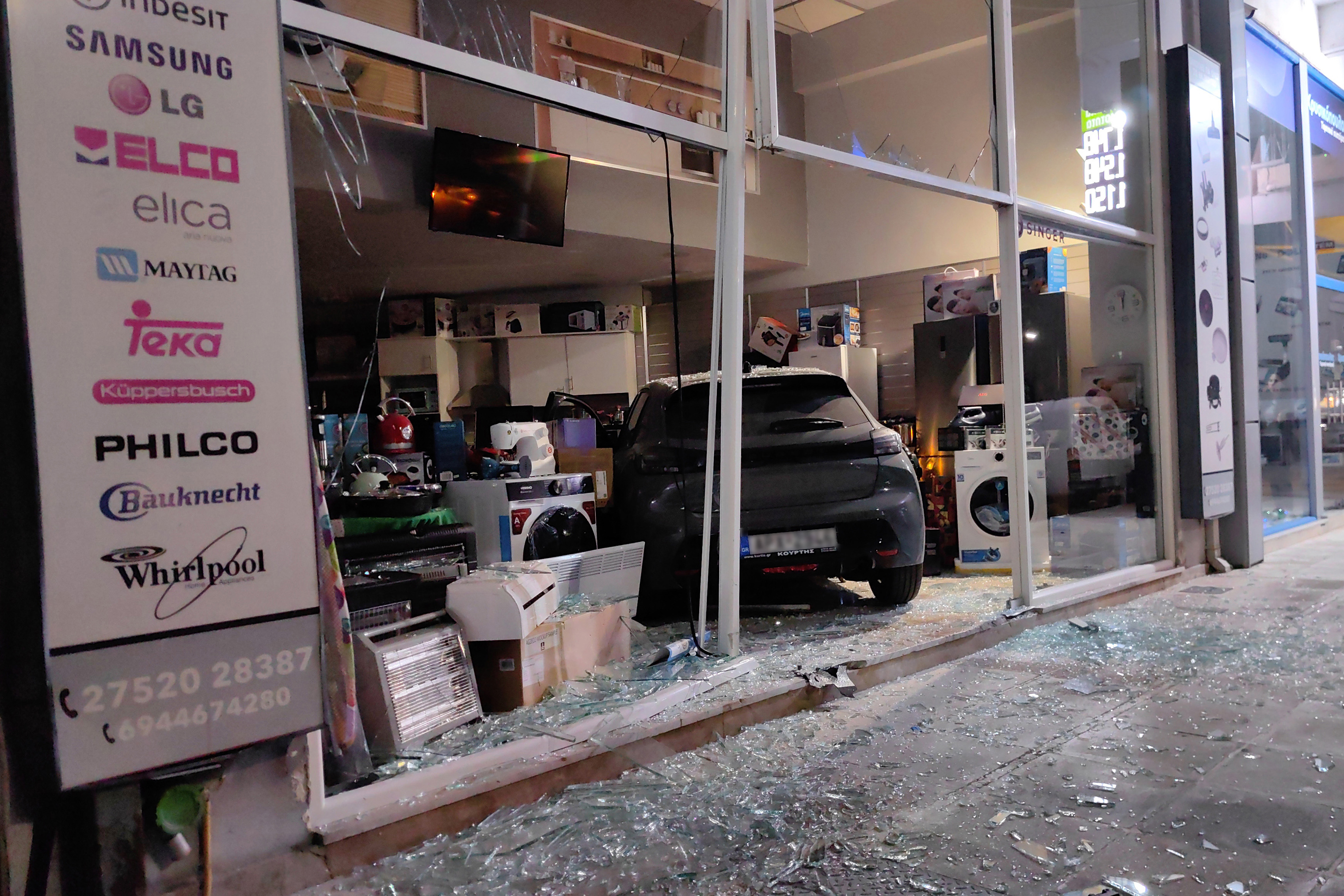 Ναύπλιο: Αυτοκίνητο «καρφώθηκε» σε τζαμαρία καταστήματος – Μία τραυματίας-4