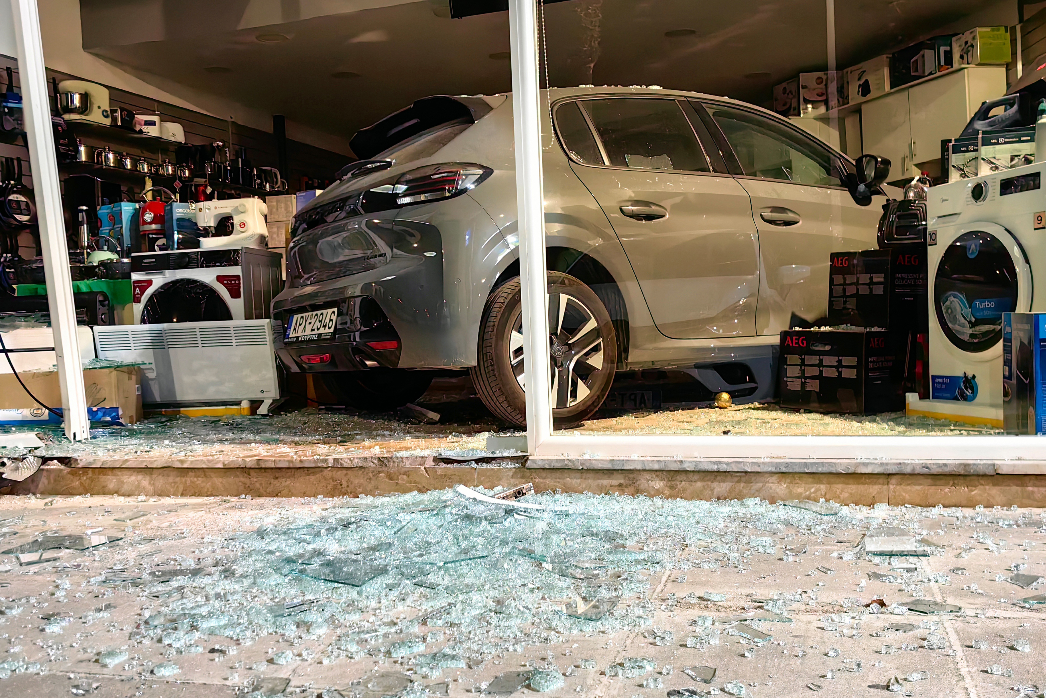 Ναύπλιο: Αυτοκίνητο «καρφώθηκε» σε τζαμαρία καταστήματος – Μία τραυματίας-1