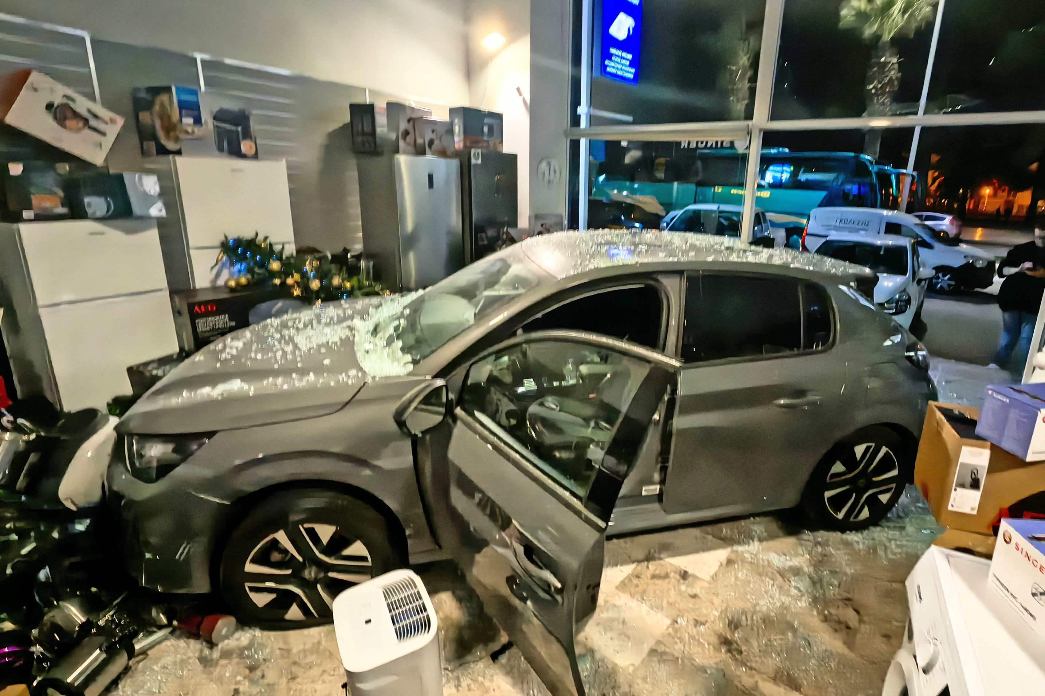 Ναύπλιο: Αυτοκίνητο «καρφώθηκε» σε τζαμαρία καταστήματος – Μία τραυματίας-2