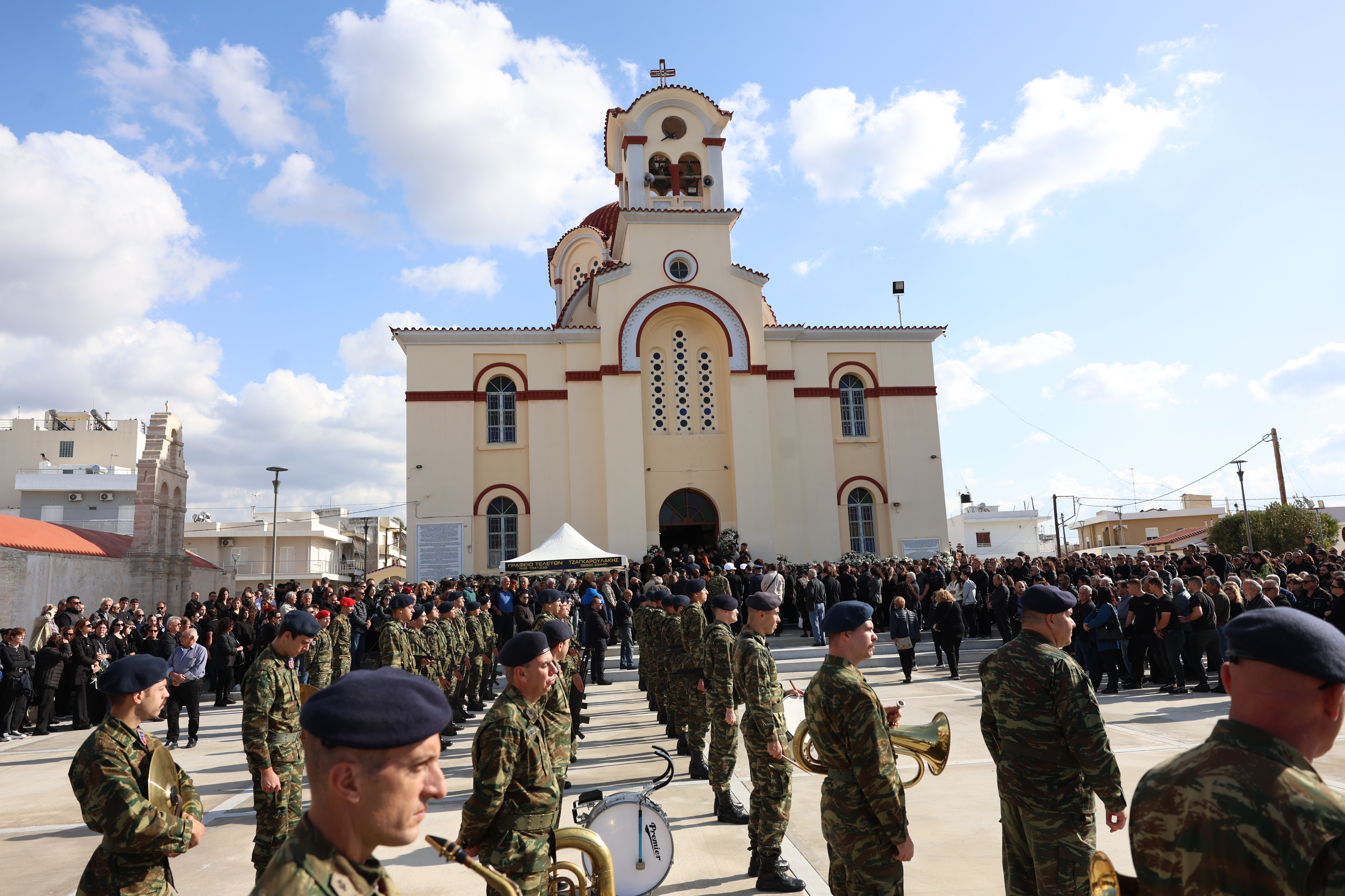 Εκρηξη χειροβομβίδας στη Ρόδο: «Αντίο» στον 19χρονο με λευκά τριαντάφυλλα και τη γαλανόλευκη-2
