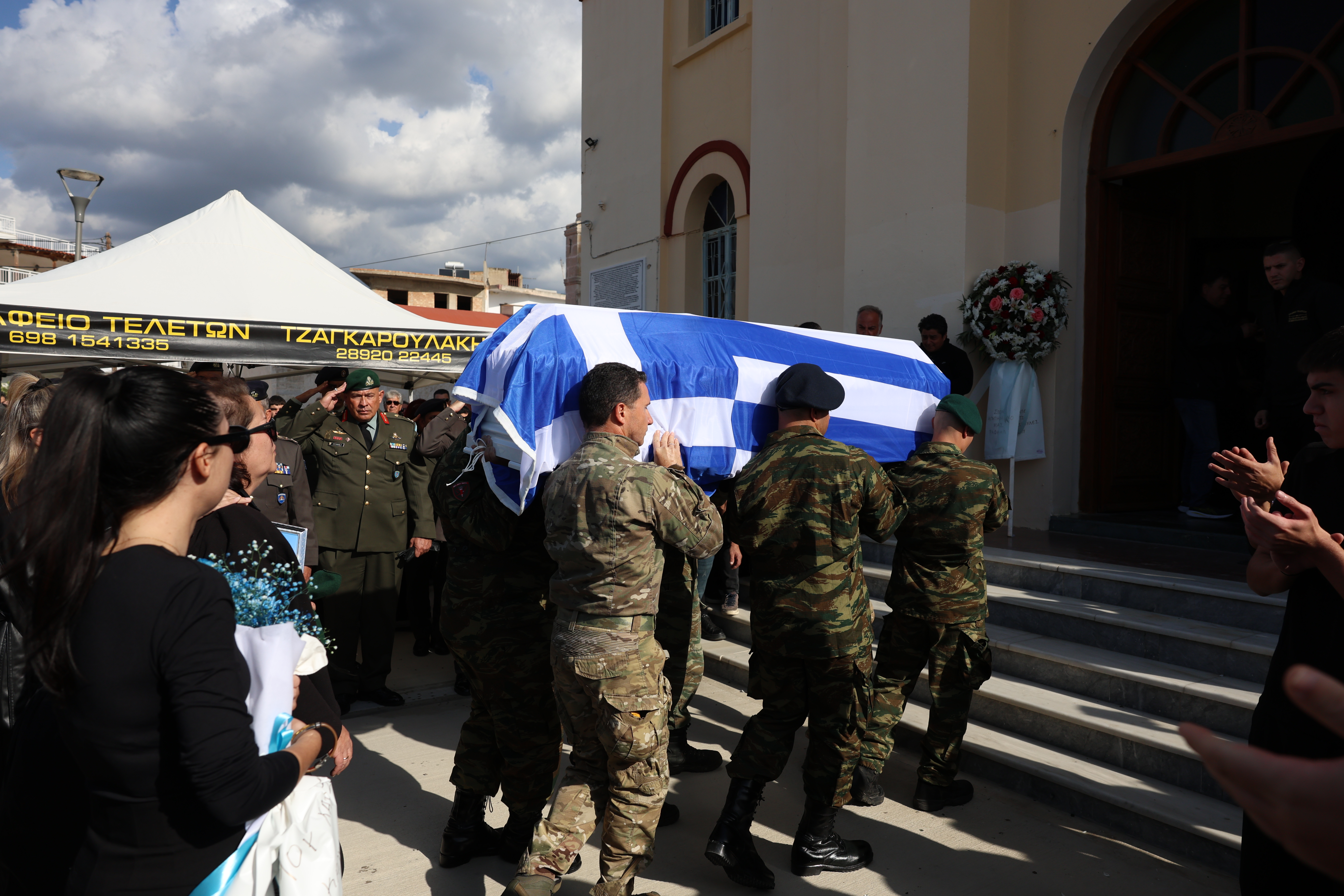 Εκρηξη χειροβομβίδας στη Ρόδο: «Αντίο» στον 19χρονο με λευκά τριαντάφυλλα και τη γαλανόλευκη-4