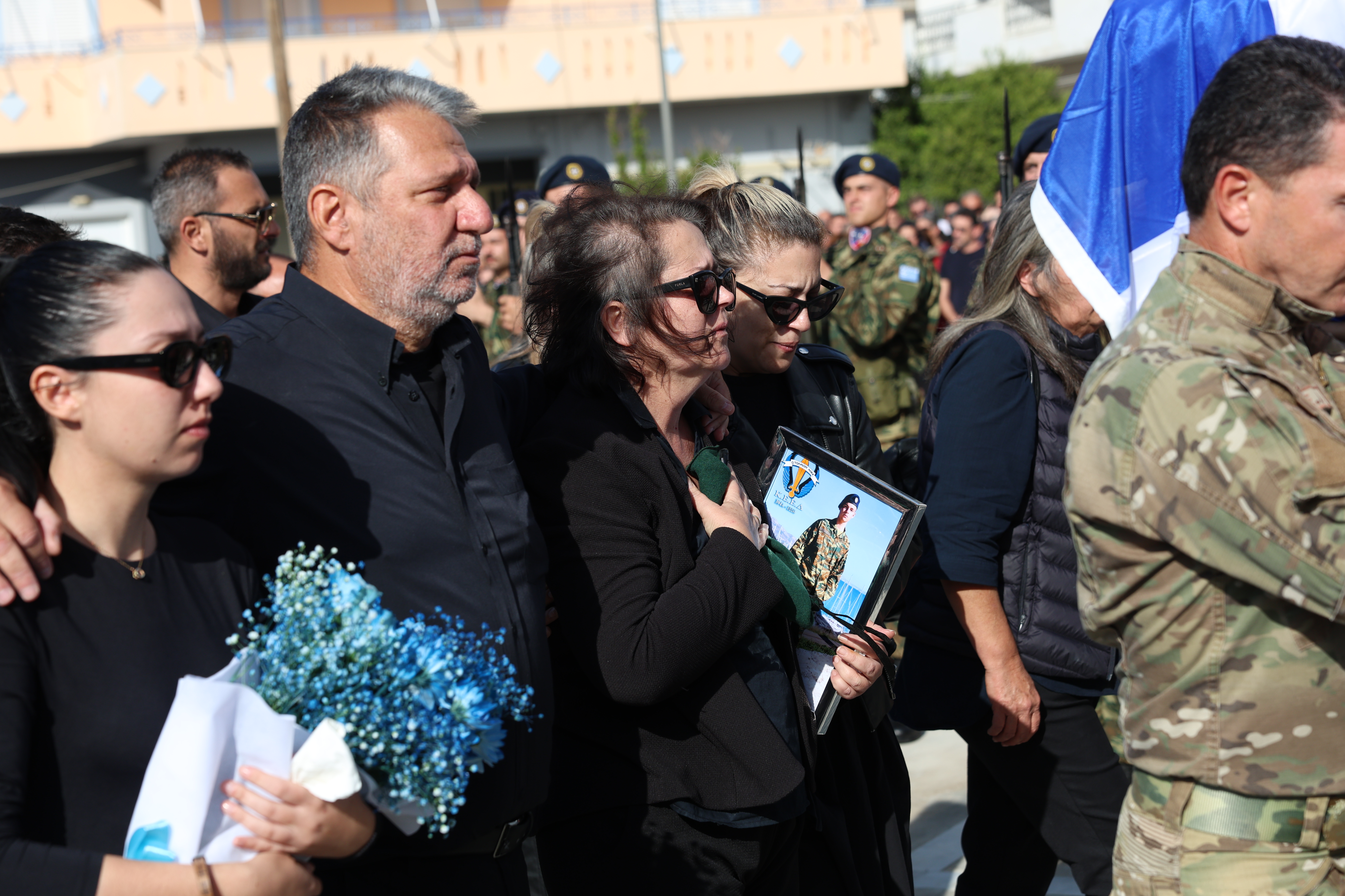 Εκρηξη χειροβομβίδας στη Ρόδο: «Αντίο» στον 19χρονο με λευκά τριαντάφυλλα και τη γαλανόλευκη-1