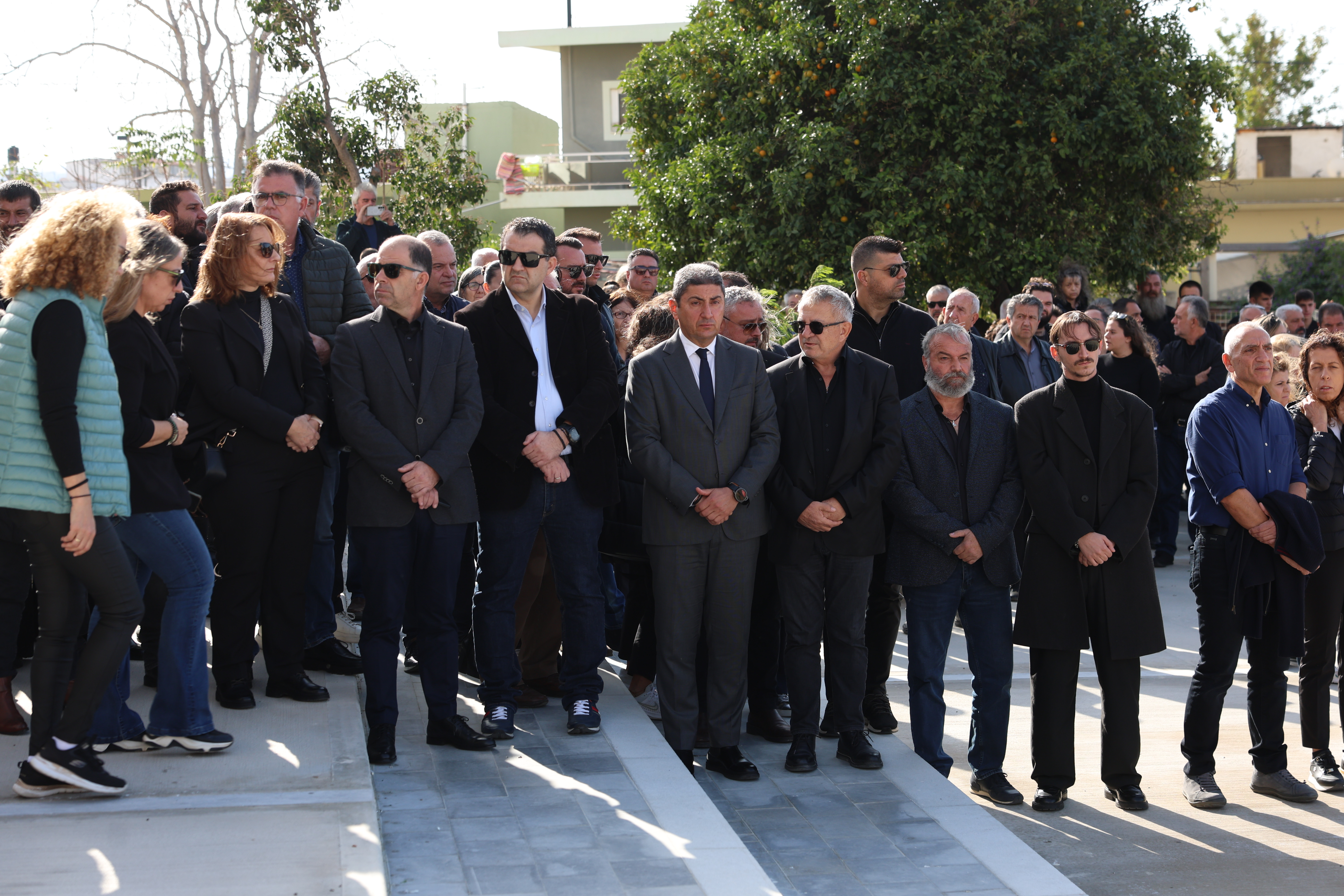 Εκρηξη χειροβομβίδας στη Ρόδο: «Αντίο» στον 19χρονο με λευκά τριαντάφυλλα και τη γαλανόλευκη-3