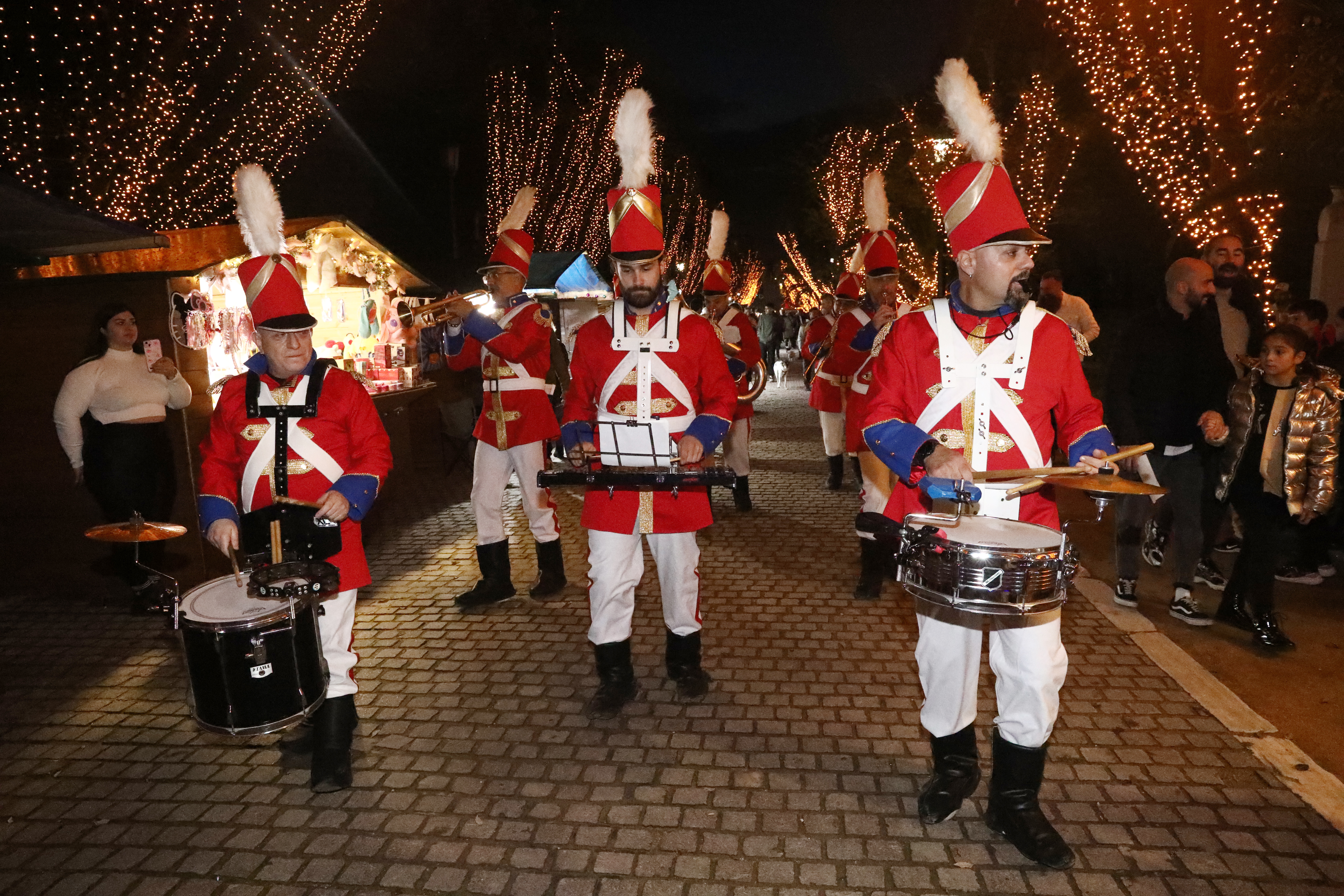 Ανοιξε τις πύλες του το χριστουγεννιάτικο χωριό στο Πεδίον του Αρεως – Φωταγωγήθηκε το δέντρο [εικόνες]-5