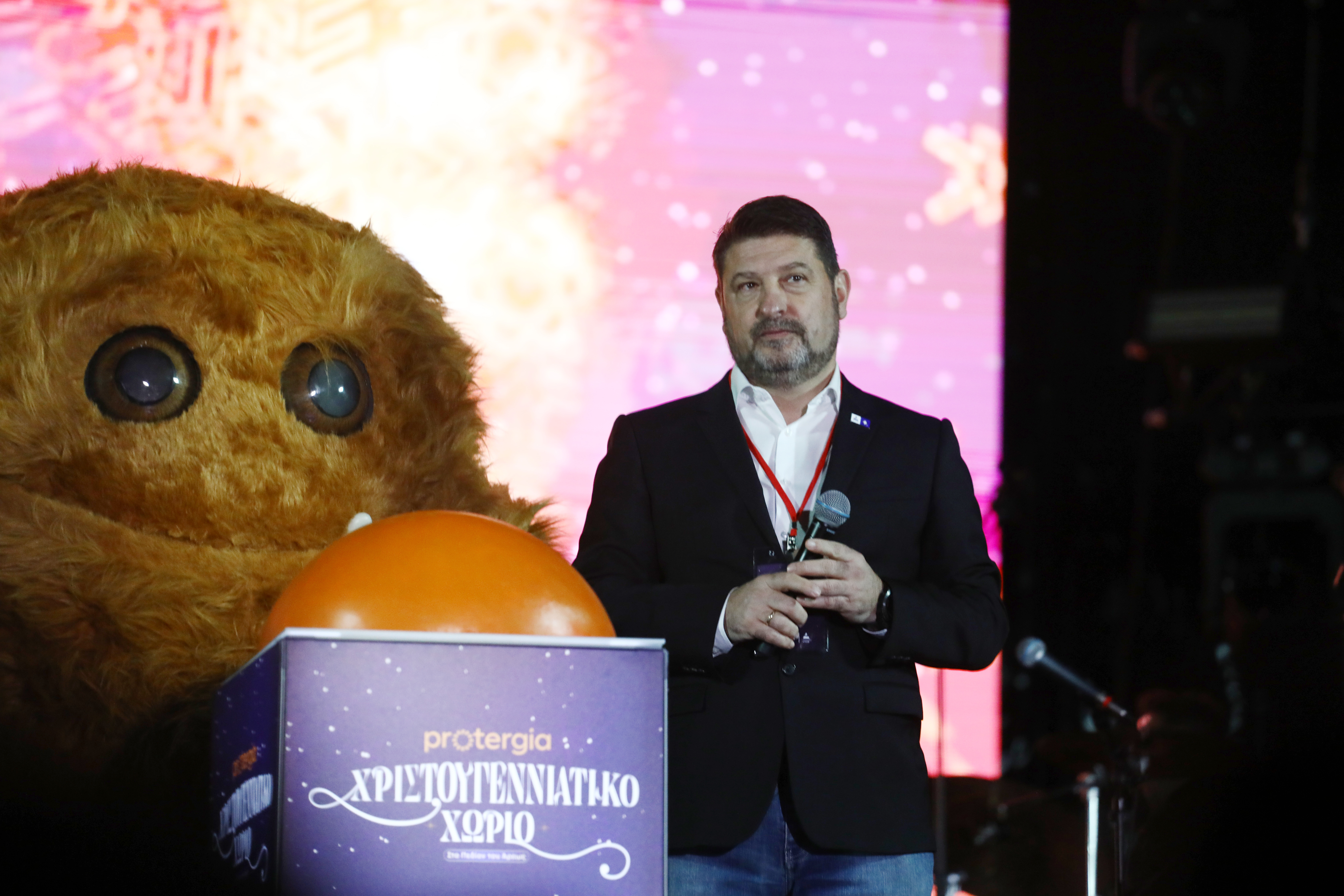 Ανοιξε τις πύλες του το χριστουγεννιάτικο χωριό στο Πεδίον του Αρεως – Φωταγωγήθηκε το δέντρο [εικόνες]-6