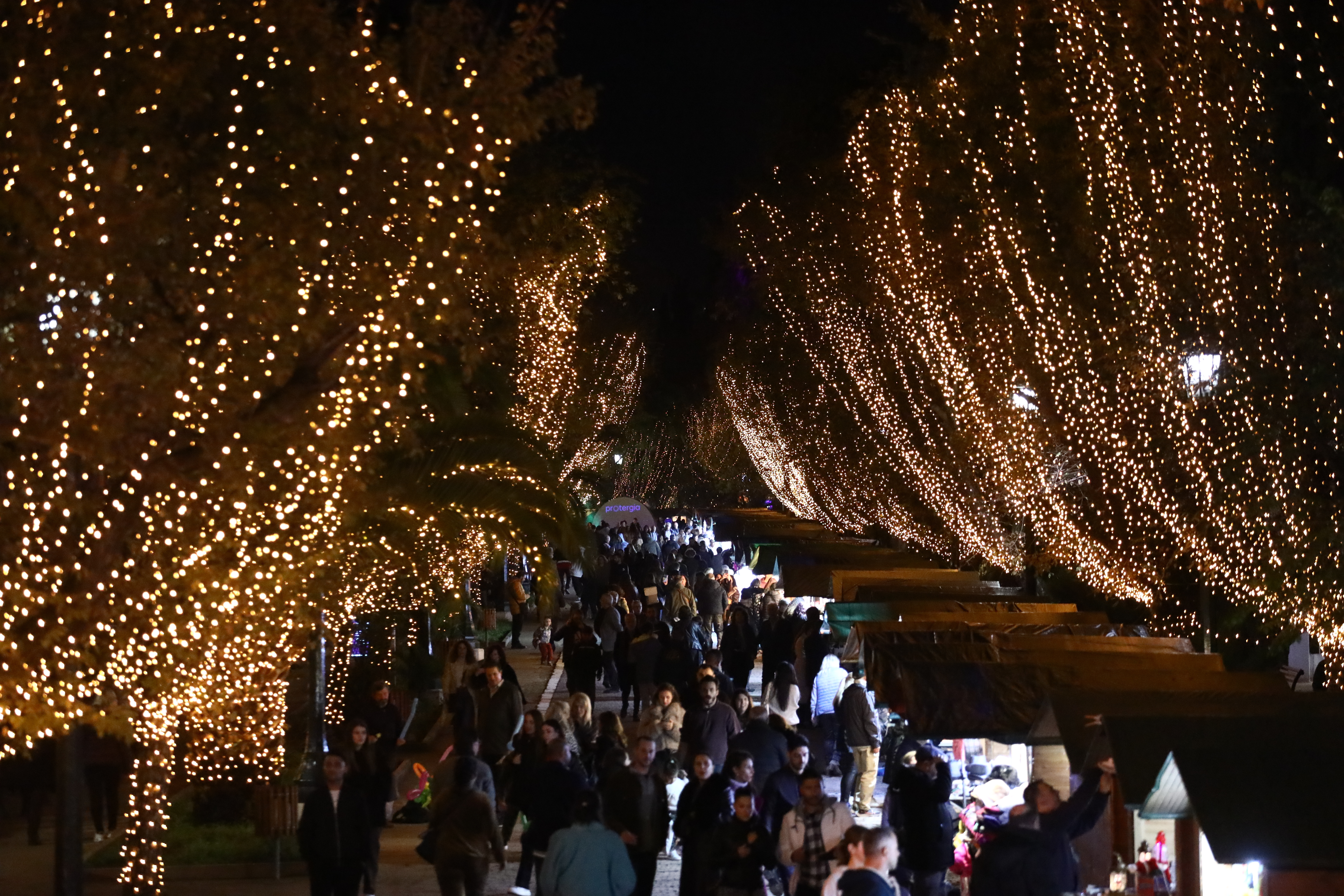 Ανοιξε τις πύλες του το χριστουγεννιάτικο χωριό στο Πεδίον του Αρεως – Φωταγωγήθηκε το δέντρο [εικόνες]-2