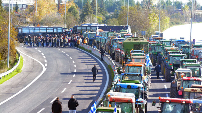 μπλόκα-αγροτών-κομμένη-στα-δύο-η-χώρα-563950054