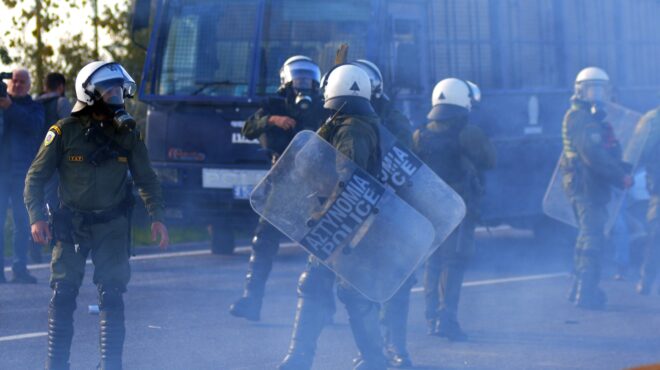 επεισόδια-και-συλλήψεις-στα-μπλόκα-τω-563950063