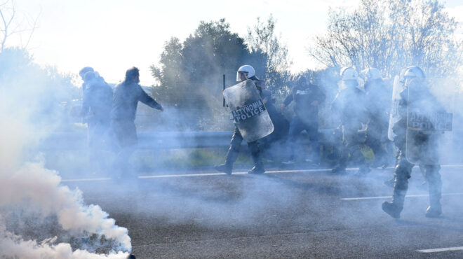μπλόκα-αγροτών-επεισόδια-και-χημικά-σ-563950036