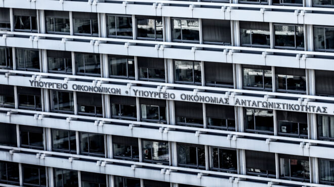 σε-υψηλά-επίπεδα-παραμένουν-τα-χρέη-το-563911048