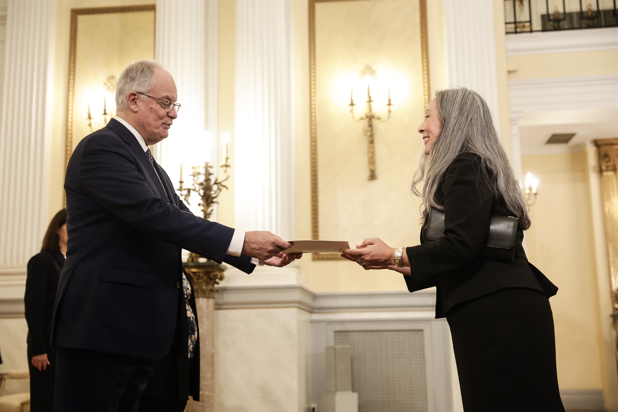 Κίμπερλι Γκίλφοϊλ: Διαπιστευτήρια με άπειρες κάμερες στο Προεδρικό-2