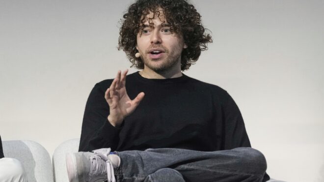 o-πρώτος-αυτοδημιούργητος-δισεκατομμ-563901484