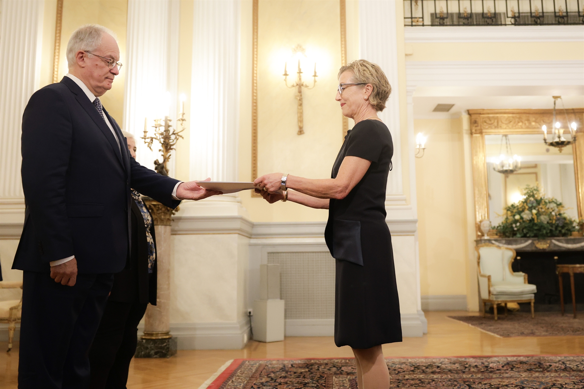 Κίμπερλι Γκίλφοϊλ: Διαπιστευτήρια με άπειρες κάμερες στο Προεδρικό-1