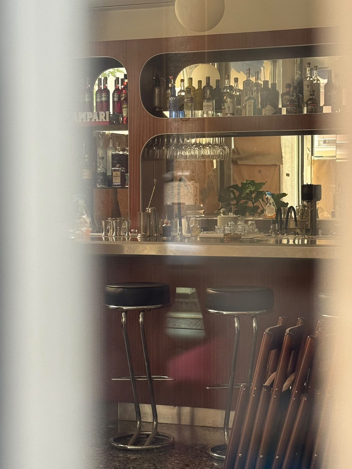 Eνα μπαρ σαν αυτά που ψάχνουμε-2