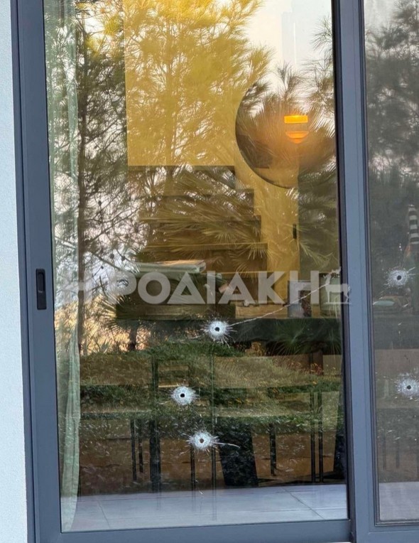 Ρόδος: Πυροβολισμοί σε σπίτι επιχειρηματία – 14 κάλυκες και μαύρο στεφάνι στον χώρο-2
