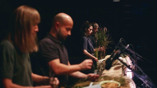 παράγει-θέατρο-μια-ελαφίνα-που-σφαδάζ-563927092