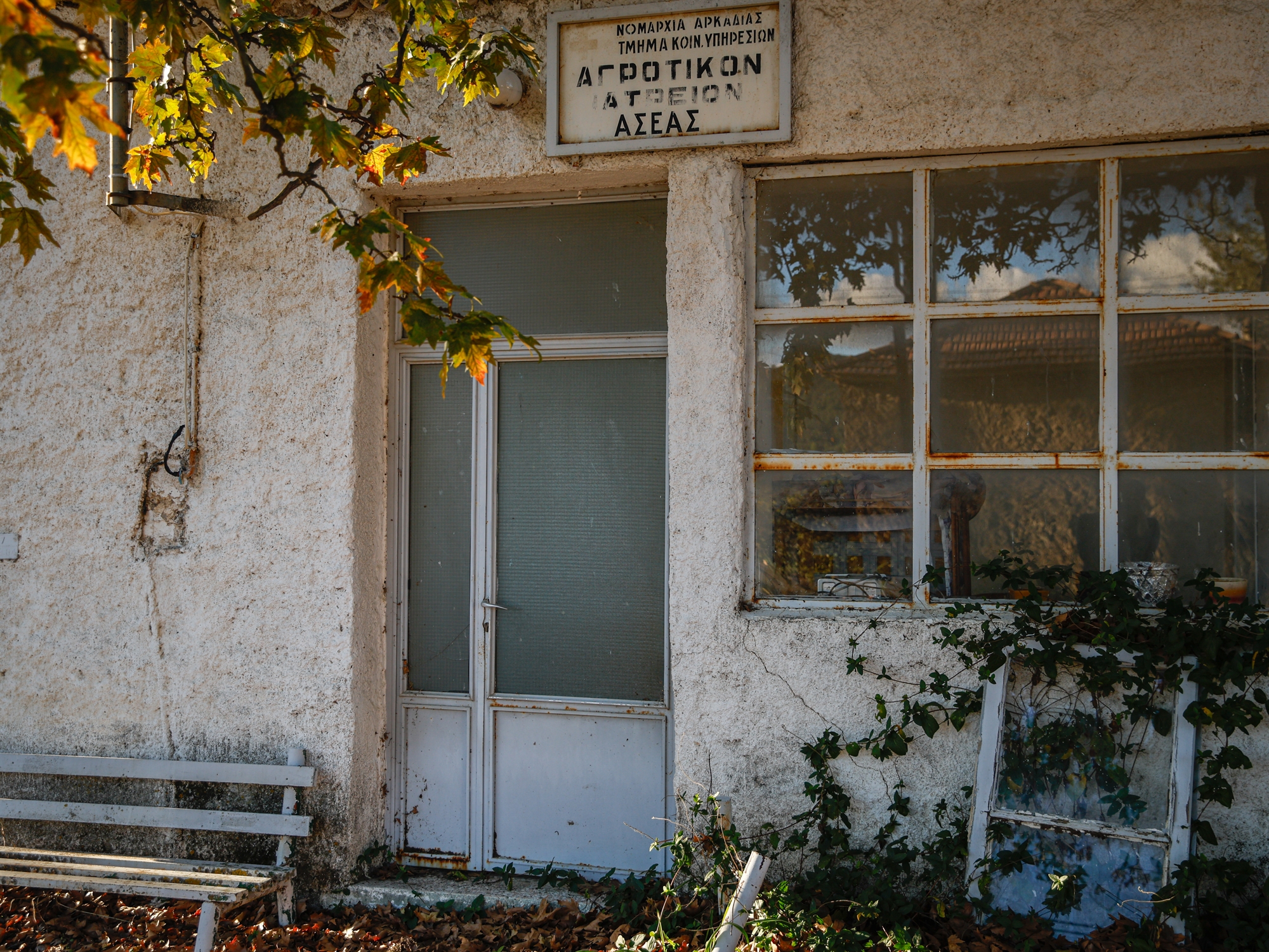 Αν δεις στο καφενείο κόσμο, θα είναι από κηδεία-4