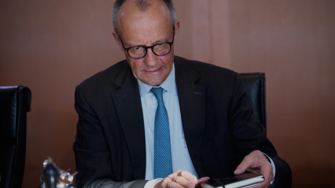 φρίντριχ-μερτς-αντιμέτωπος-με-εσωκομ-563926966