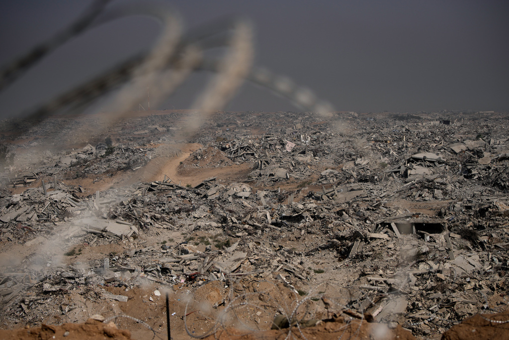 Το Associated Press μέσα στη Γάζα – Τοπίο συντριπτικής καταστροφής μετά από δύο χρόνια πολέμου-1