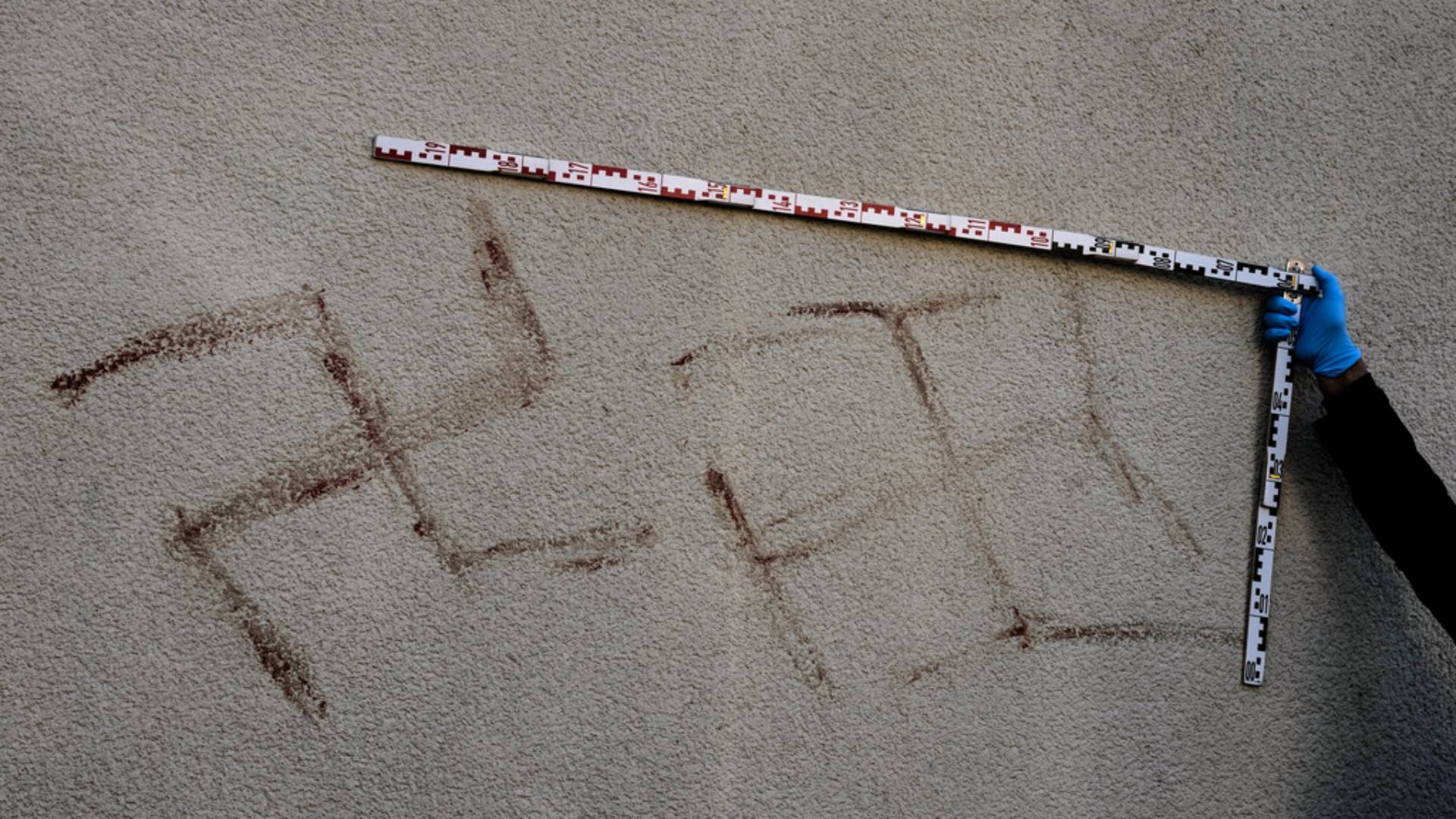 Γερμανία: Μουτζούρωσαν με σβάστικες 50 αυτοκίνητα – «Πιθανόν με ανθρώπινο αίμα»-1