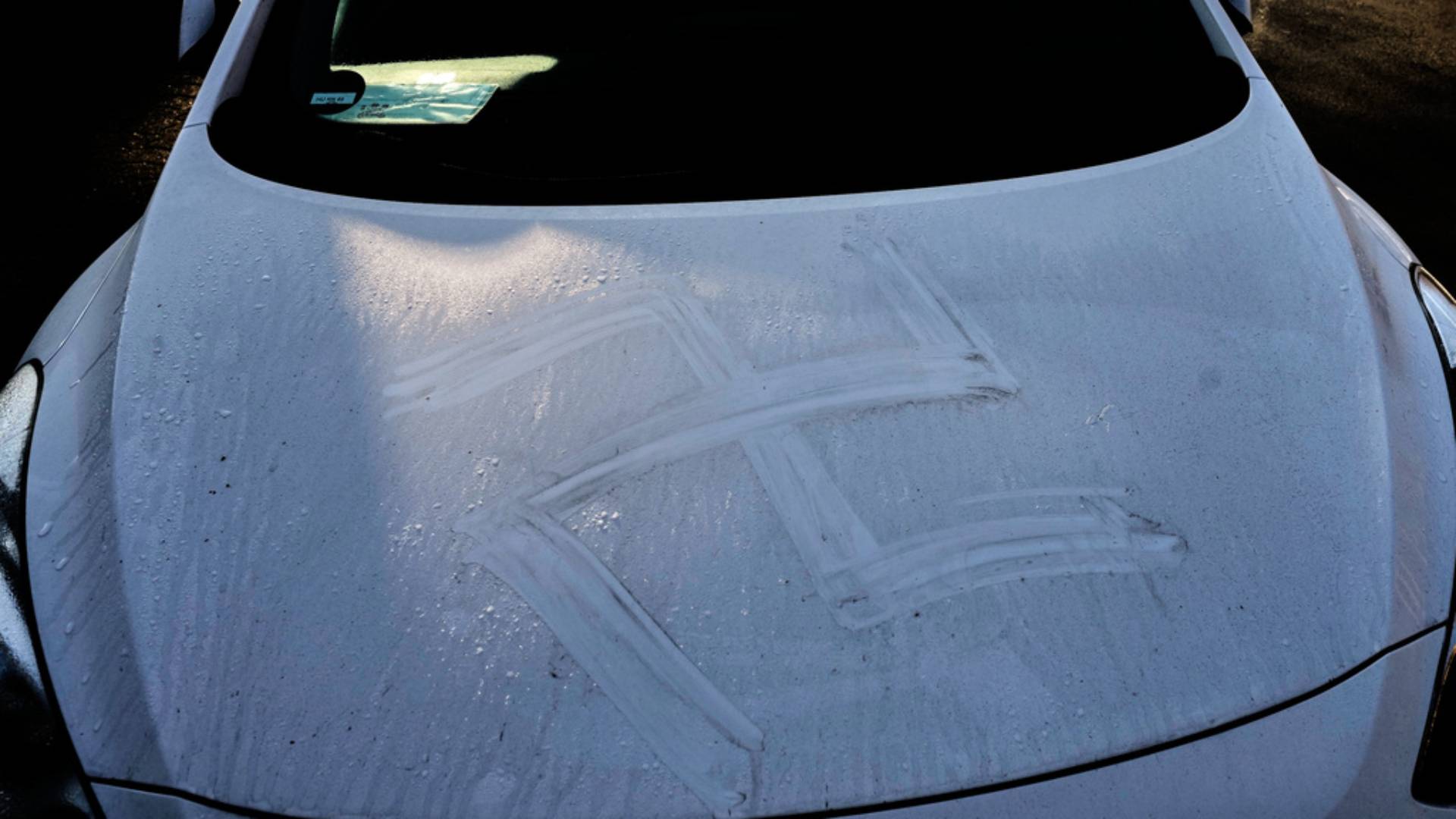 Γερμανία: Μουτζούρωσαν με σβάστικες 50 αυτοκίνητα – «Πιθανόν με ανθρώπινο αίμα»-3