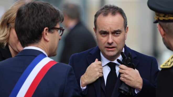 γαλλία-ο-λεκορνί-βλέπει-προσωπικές-φ-563938447