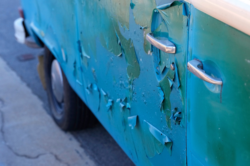 Πώς η VW έσωσε το μπλε βανάκι που «επέζησε» από τις φωτιές στο Μαλιμπού-2