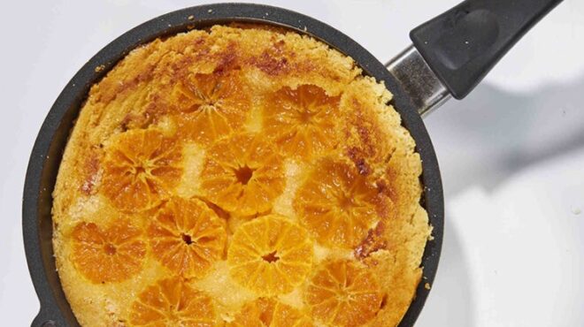 ανάποδο-κέικ-στο-τηγάνι-με-καραμελωμέ-563937535