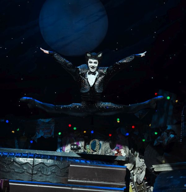 Μάς ενώνουν τα μιούζικαλ;-4