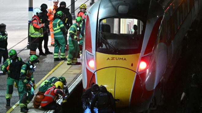 βρετανία-η-επίθεση-με-μαχαίρι-σε-τρέν-563899411