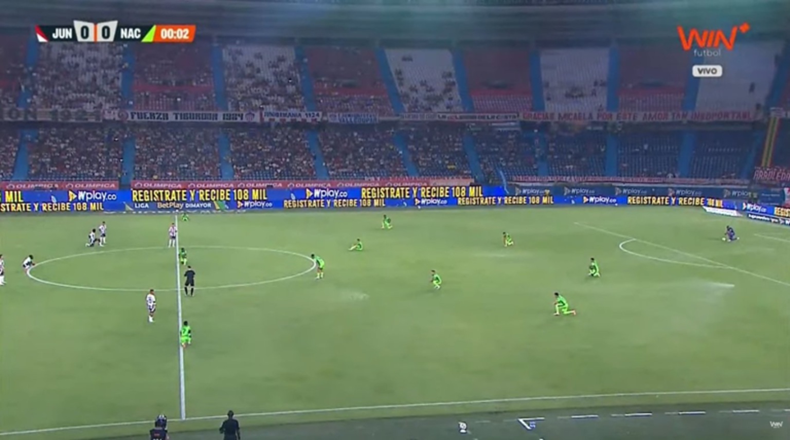 Κολομβία: Ποδοσφαιριστές ξάπλωσαν στο χορτάρι απαιτώντας καλύτερες συνθήκες εργασίας-1