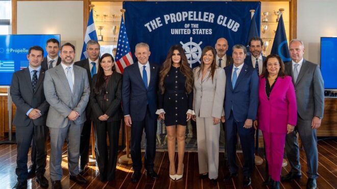 επίτιμη-πρόεδρος-του-propeller-club-η-κίμπερλι-γκί-563933299