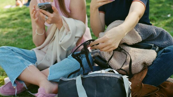 ετσι-απλά-παρακολουθείτε-ο-ένας-τον-ά-563930962