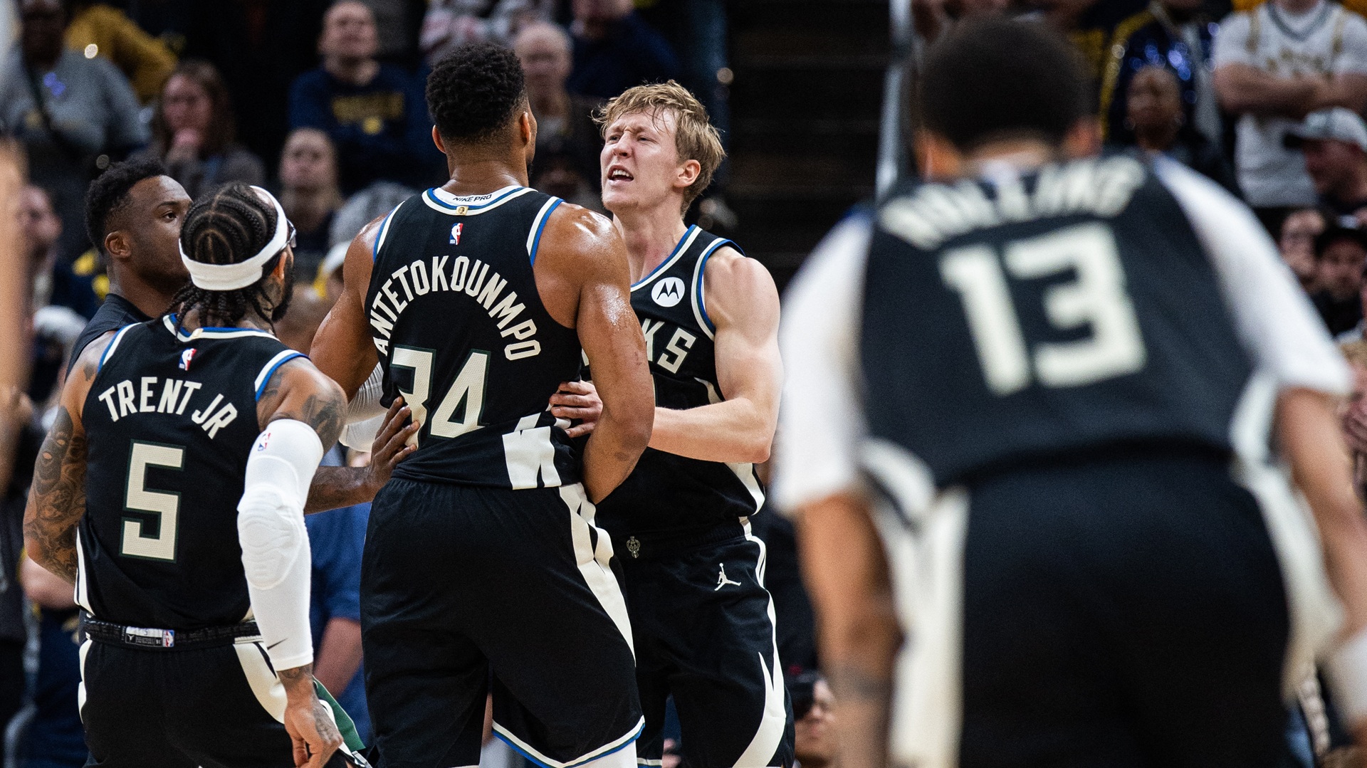 ΝΒΑ: Νέο εκτυφλωτικό buzzer beater του Γιάννη – «Ζεις αν αστοχήσεις, όχι αν δεν σουτάρεις» [βίντεο]-1