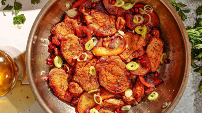 χοιρινός-λαιμός-με-μήλα-και-φασκόμηλο-563933515