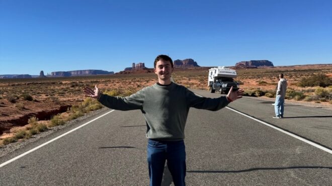 υπάρχουν-μόνο-τα-φαντάσματά-τους-563937955