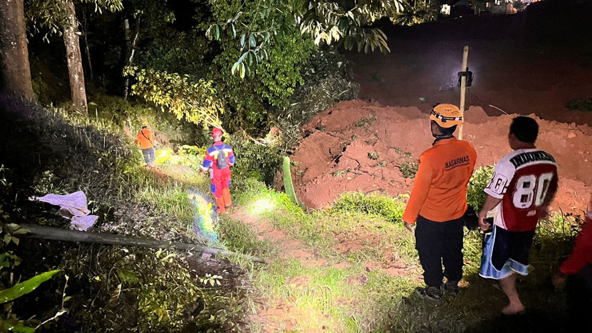 Ινδονησία: Δύο νεκροί και τουλάχιστον 21 αγνοούμενοι λόγω κατολίσθησης-1