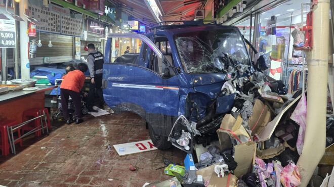 νότια-κορέα-φορτηγό-έπεσε-πάνω-σε-αγορ-563918056