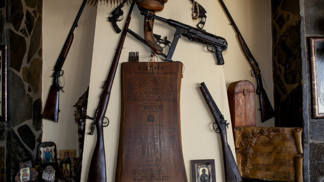 το-κοπέλι-με-το-πιστόλι-κάτω-από-το-μαξι-563898991