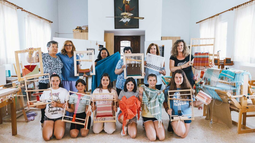 οι-γυναίκες-της-χίου-κρατούν-ζωντανή-τ-563927044