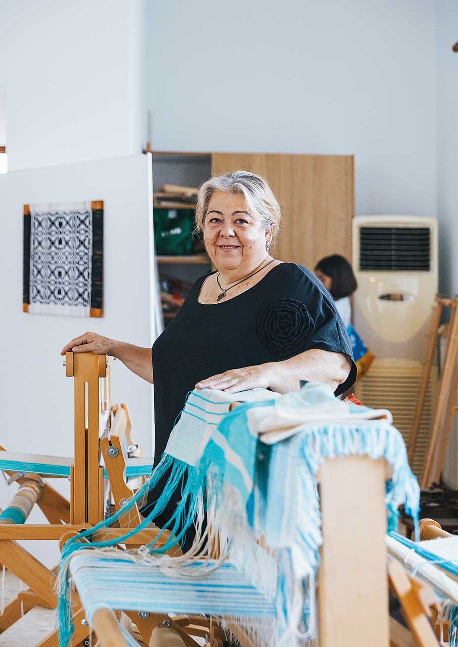 Οι γυναίκες της Χίου κρατούν ζωντανή την τέχνη της υφαντικής-1