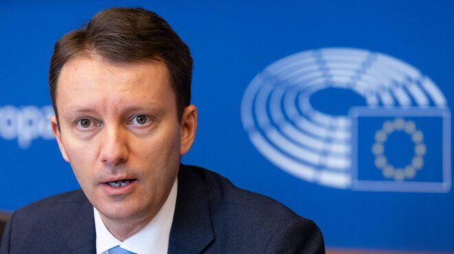 ζίγκφριντ-μουρεσάν-στην-κ-αδυναμία-563901856