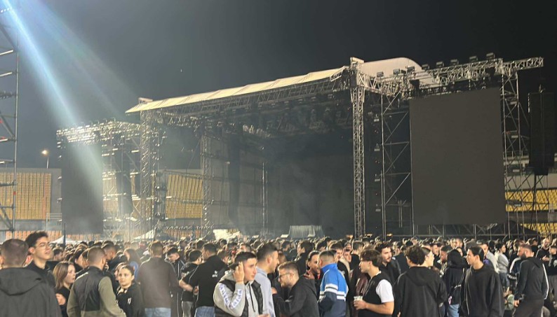 Θεσσαλονίκη: Πλήθος κόσμου στο Καυτανζόγλειο για τη συναυλία του ΛΕΞ-1