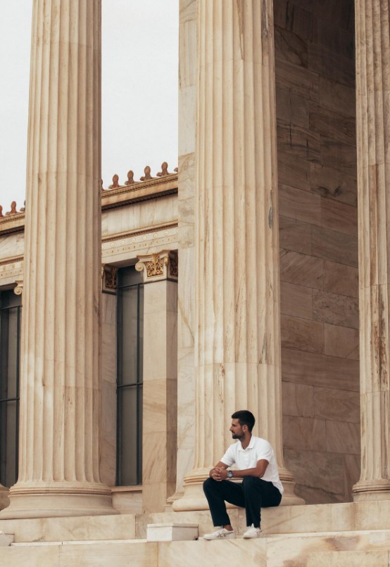 Τζόκοβιτς: Ποζάρει μπροστά από την Ακαδημία Αθηνών και… παίρνει ενέργεια από τους Ελληνες θεούς-1