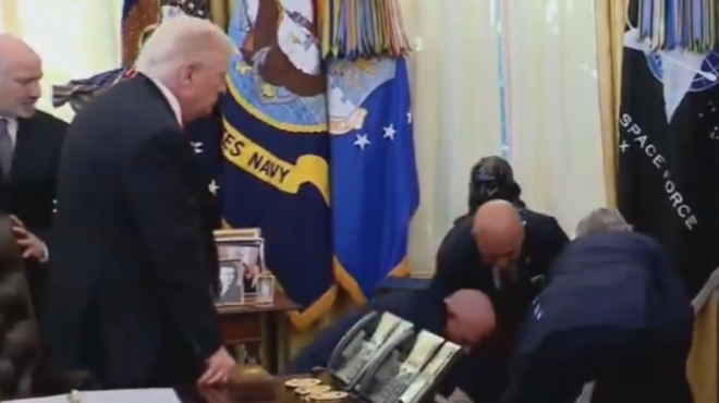 ανδρας-κατέρρευσε-στο-οβάλ-γραφείο-πα-563907340