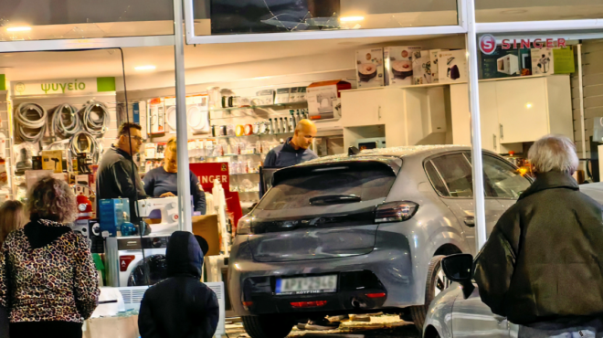 ναύπλιο-αυτοκίνητο-καρφώθηκε-σε-τζ-563944084